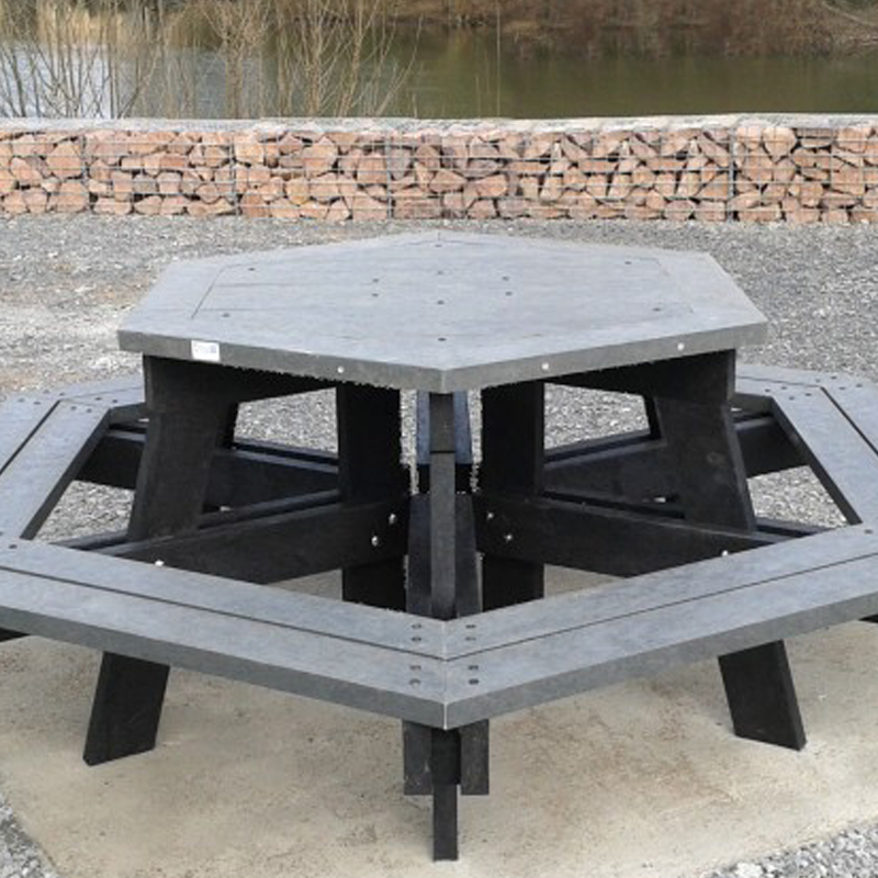 Table en lattes en plastique recyclé