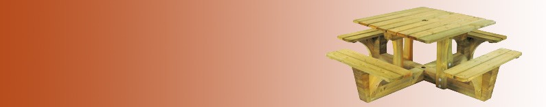 Table de pique nique traditionnelle en bois.